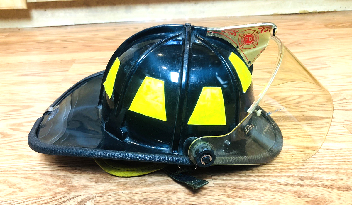 Cairns & Brother製　装飾用 消防士ヘルメットインテリア Vtg Cairns & Bros Fire Fighter Helmet NY East Fishkill FD Face