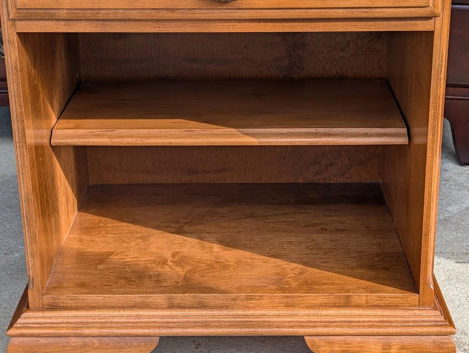 Винтажная тумбочка Ethan Allen Heirloom из мускатного ореха клена с ящиком и полкой No10-5306 - Изображение 3 из 4