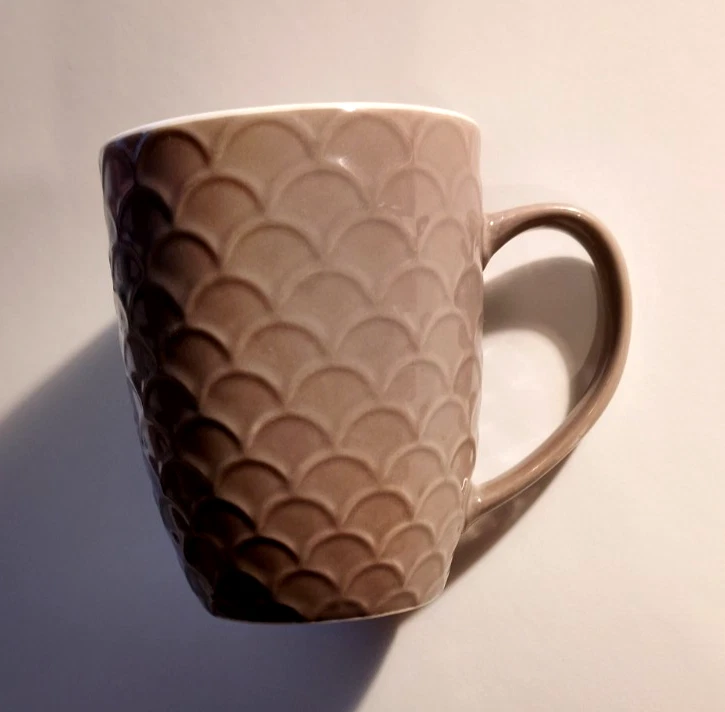 NAVA Becher mit Griff Henkel Wellen Muscheln Muster grau weiß Tasse neu