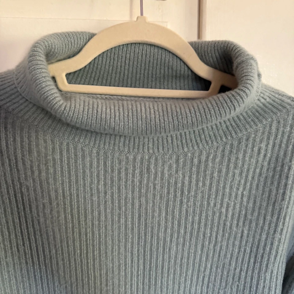 Suéter Marciano By Guess Acurrucado Verde Salvia Mezcla Cachemira Cuello Alto Pequeño Foto 3 de 4
