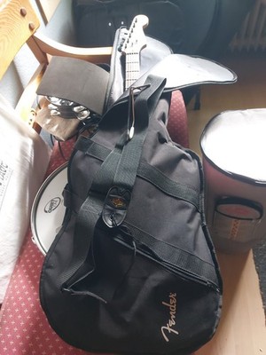 E - Gitarre Fender Squier, siehe Bilder mit Tasche, Tragegurt und Werkzeug.