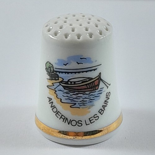 Dé à coudre vintage en porcelaine, souvenir de Dordrecht aux Pays-Bas. ( A 39 ) - France