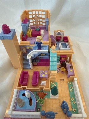 Vintage 1994 Polly Pocket Light up Hotel House Bluebird Pollyville 3/4 Figures