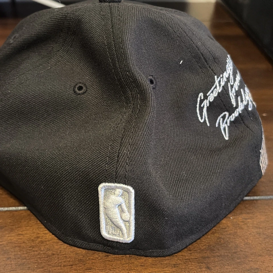 Gorra ajustada Nets New Era Greetings From Brooklyn 59FIFTY talla 7 3/4 nueva con etiquetas Foto 3 de 4