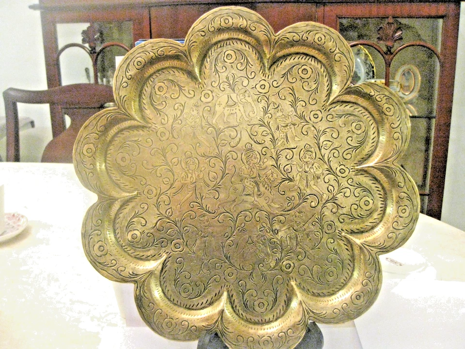 DE COLECCIÓN INDIO LATÓN GRABADO 31 cm BANDEJA LOBULADA VIEIRA PLATO PLATO Figuras Indias Foto 2 de 4