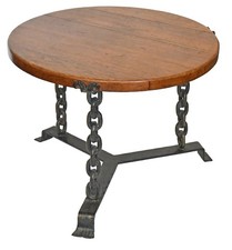 Table basse de style brutaliste avec piètement en forme de chaines en fer forgé