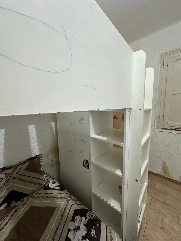 Litera alta de madera blanca con estantes: diseño que ahorra espacio - Imagen 3 de 4