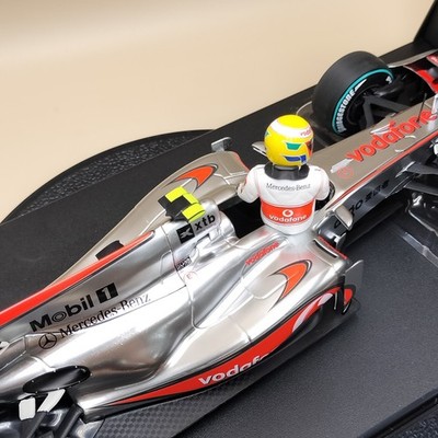 MINICHAMPS 1/18 Vodafone McLaren Mercedes MP4-25 L. Hamilton