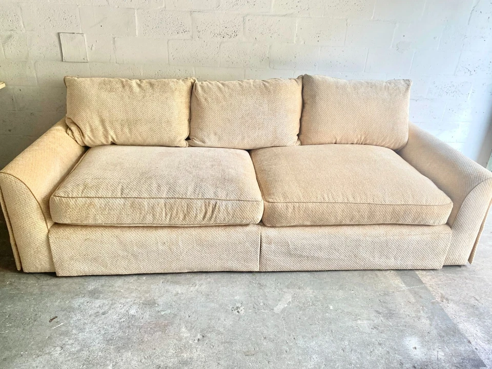 Sofá beige extra grande Marge Carson Foto 2 de 4