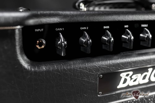 Combo amplificador de tubo de 2 canales Bad Cat Hot Cat 1x12 45 W con pedal y cubierta - Imagen 3 de 12