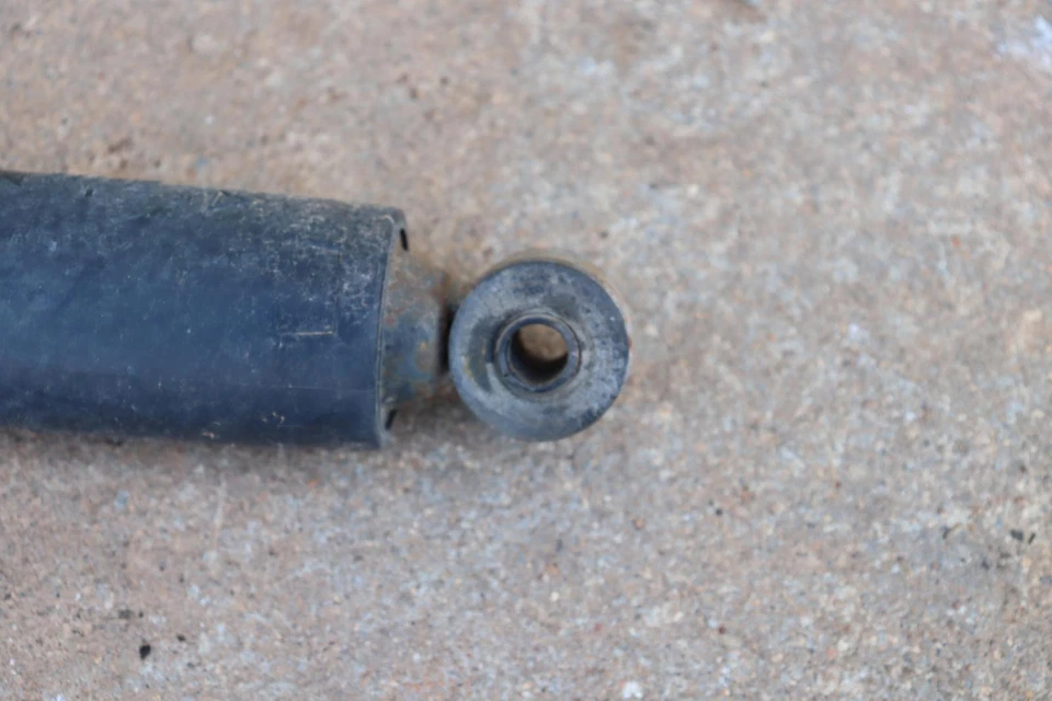 Amortiguador de puntal trasero izquierdo Hummer H2 2004-2007 4x4 OEM Foto 2 de 4