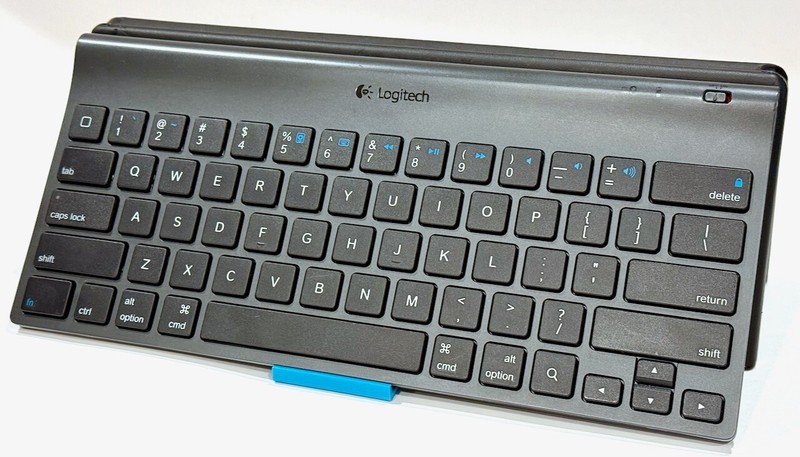 Logitech Tablet Keyboard for iPad Model Y-R0021 Bluetooth Connected