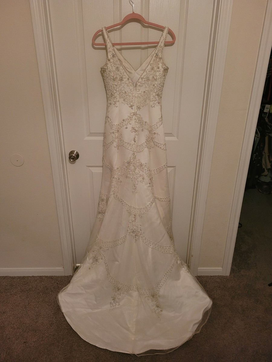 GORGEOUS wedding Dress Size 6. Small train very detailed. Form fitting |  eBay