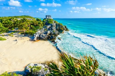 Wandbild: Maya-Ruinen von Tulum an der tropischen Küste. Gott der [...]
