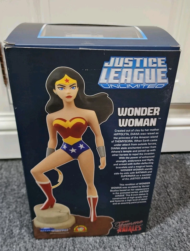 Estatua de Mujer Maravilla Ilimitada Liga de la Justicia Mujer Fatales de Diamond Select  Foto 2 de 4