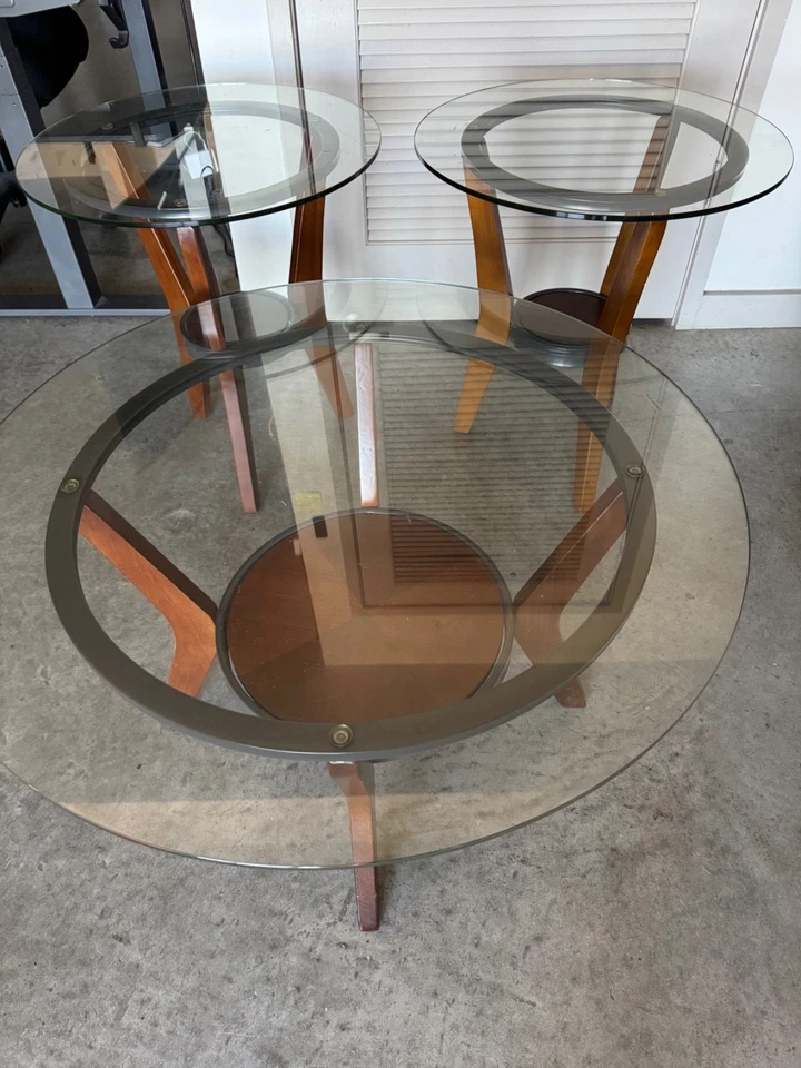 Juego de mesa redonda Signature Design by Ashley Furniture (mesa de centro y 2 extremos) Foto 2 de 4