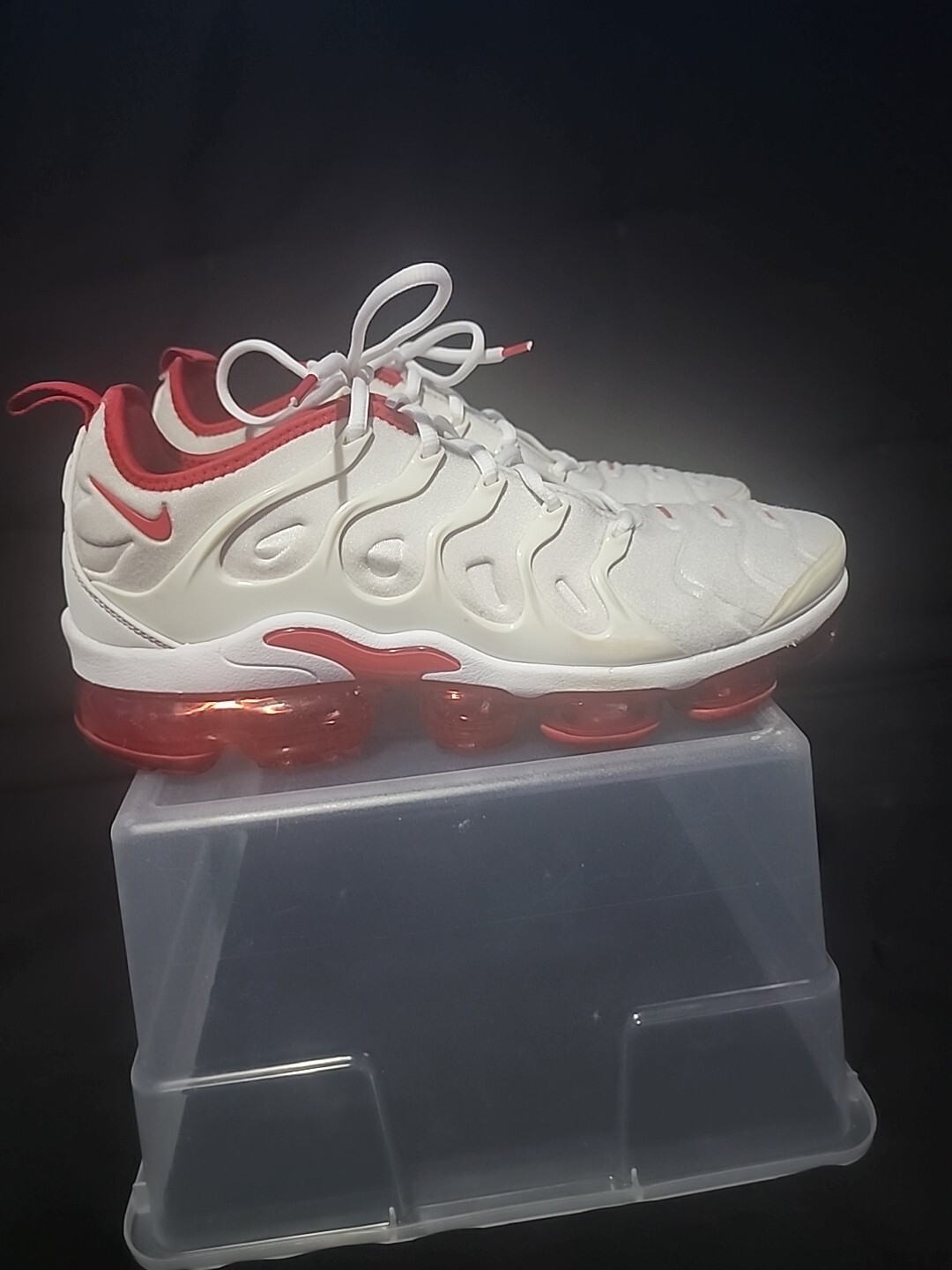 vapormax plus red bottom