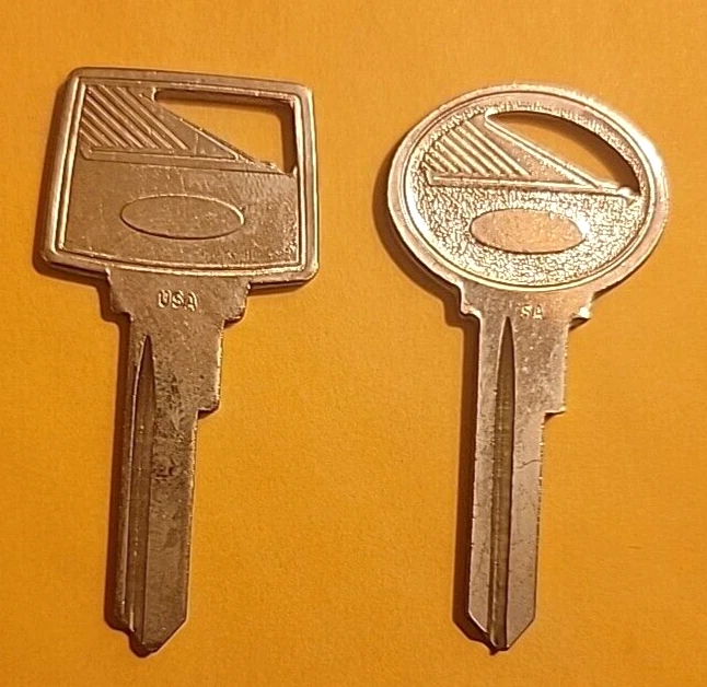 DOS llaves en blanco Ford Falcon 1960-1965 NOS; encendido y puerta, maletero y guantera Foto 2 de 4