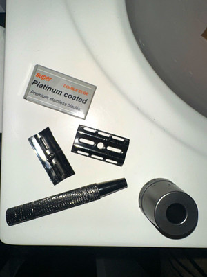 Double Edge Safety Razor Metal Handle w/ Stand & Platinum Coated Blades Box.
