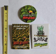 VINTAGE 1996 MARS ATTACKS MOVIE PROMO PIN SET TIM BURTON FILM CARDS ALIEN BUTTON