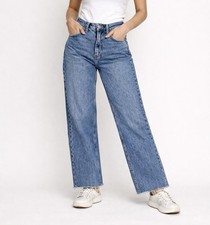 High-waisted wide-leg blue jeans. The 90s relaxed jeans.
