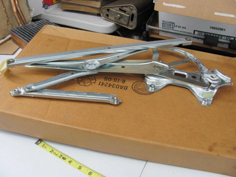 Regulador de puerta de pasajero RF 2003-08 Pontiac Vibe 2003-08 NOS GM 88969902 Foto 4 de 4