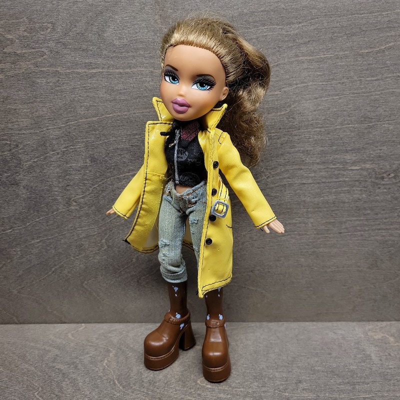 READ - Bratz Doll Yasmin 2001 Jeans Brown Flower Boots Black Punk Top Shirt