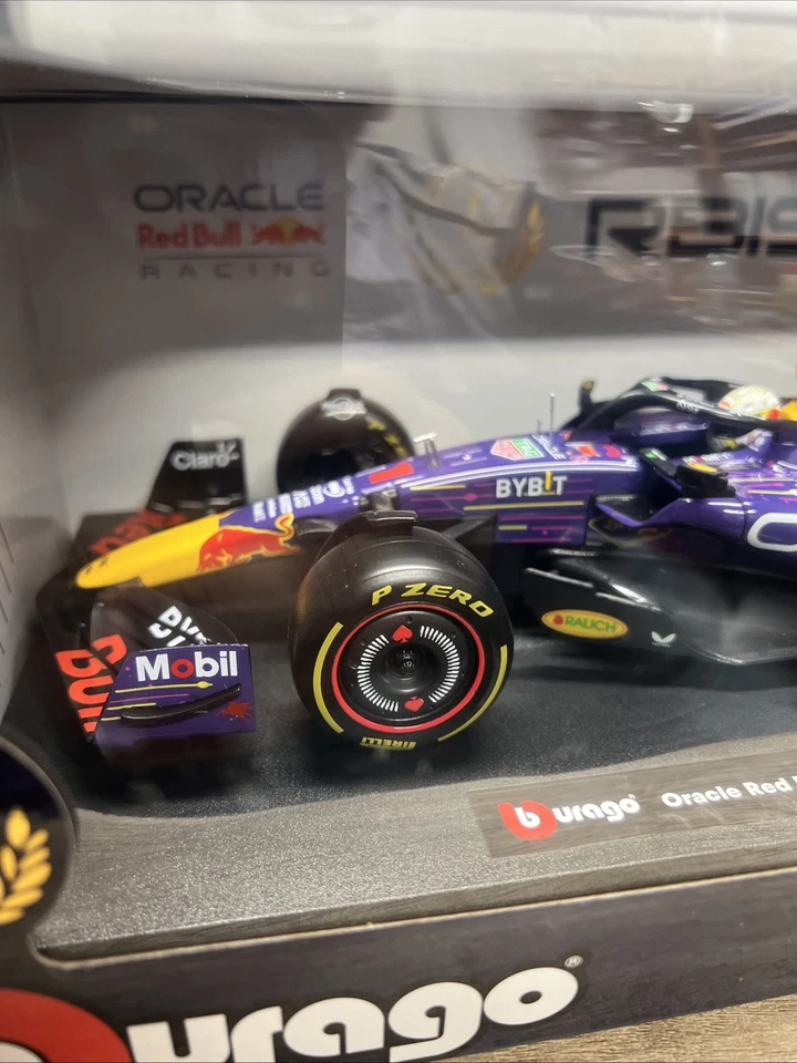 Spark 1/18 Red Bull RB19 Max Verstappen Winner Las Vegas GP 2023 - Image 2 of 4