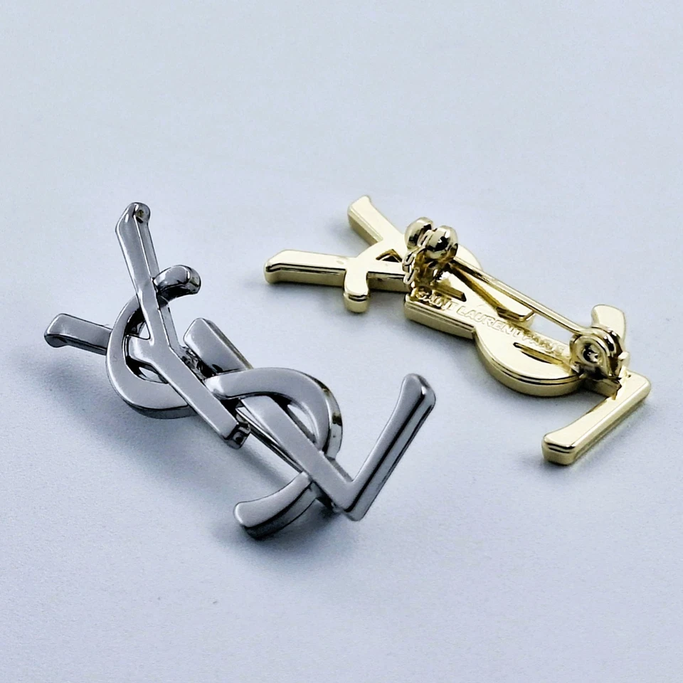 Broche vintage plateado y dorado Yves Saint Laurent YSL, prendedores de solapa de empleado pequeños Foto 3 de 4