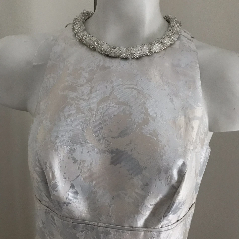 Vestido de Noche Carmen Marc Valvo Cuello Metálico Cuentas Sin Mangas 4 Foto 2 de 4