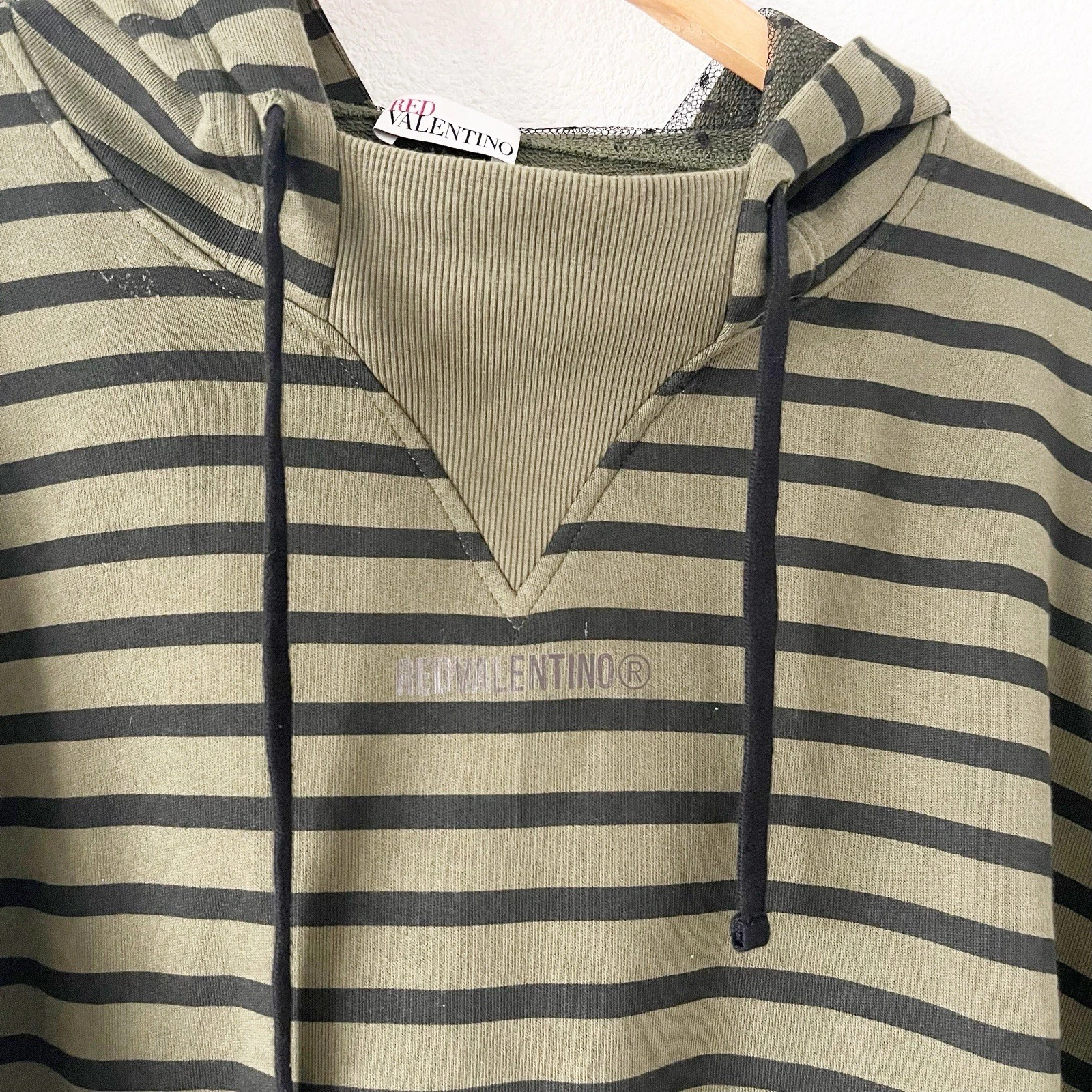 Felpa con cappuccio rossa Valentino stampa ritagliata a righe verdi taglia S