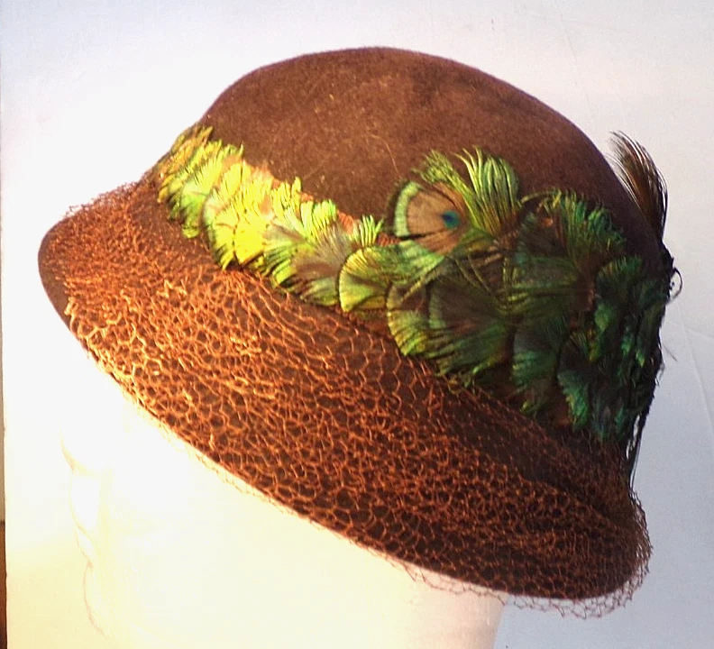 Sombrero de colección PLUMA DE PAVO REAL fieltro marrón + red GLENOVER Hattie's on the Plaza Foto 4 de 4