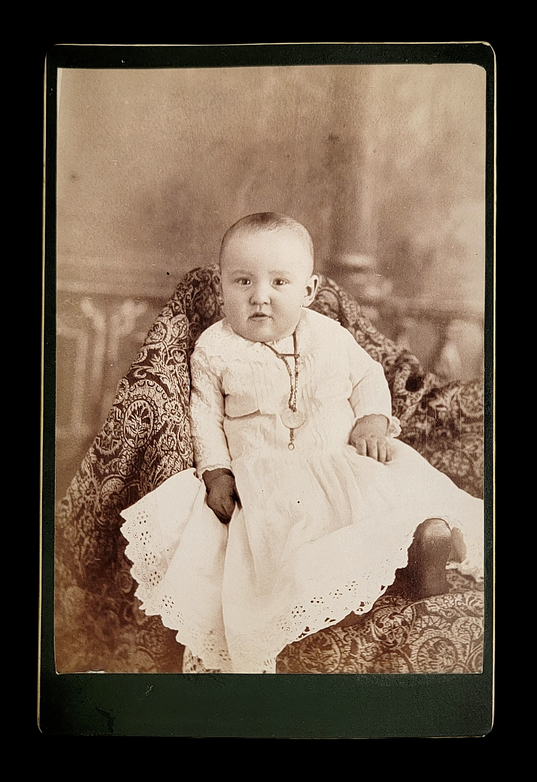 VINTAGE PICTURE CABINET CARD PHOTO BEAUTIFUL YOUNG BABY CHILD INFANT DRESS