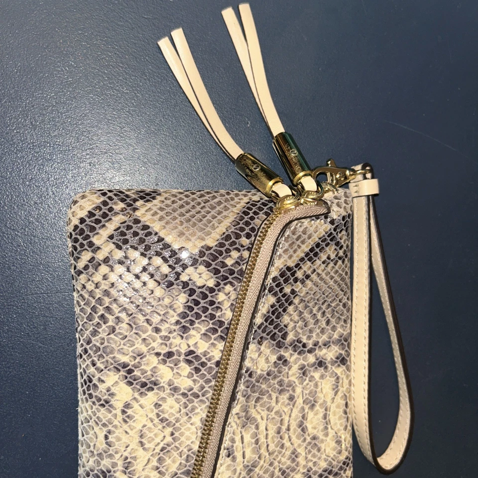 "Bolso de muñeca sin asas asimétrico HENRI BENDEL piel de serpiente cuero en relieve 7,75"" L" Foto 3 de 4