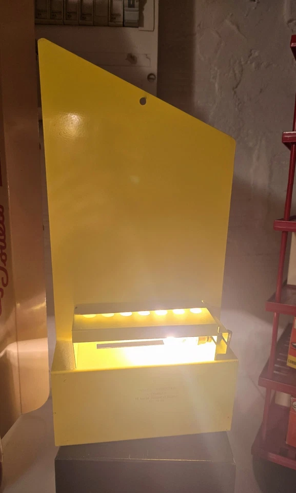 SOLIDO PRESENTOIR METAL 1972 ÉTAT NEUF avec ÉCLAIRAGE édition LE SYMBOLISTE - Photo 4/4