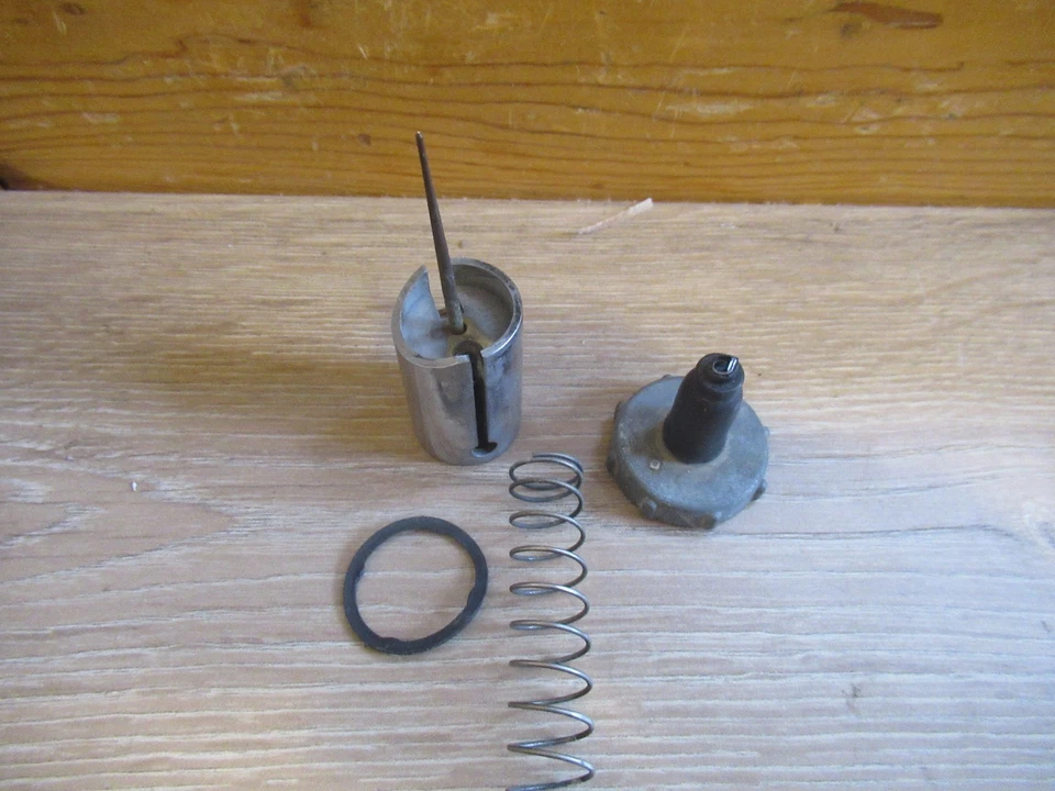 ATC 200X HONDA ** 1983 ATC 200X 1983 THROTTLE SLIDE CAP AND SPRING - Image 2 of 3