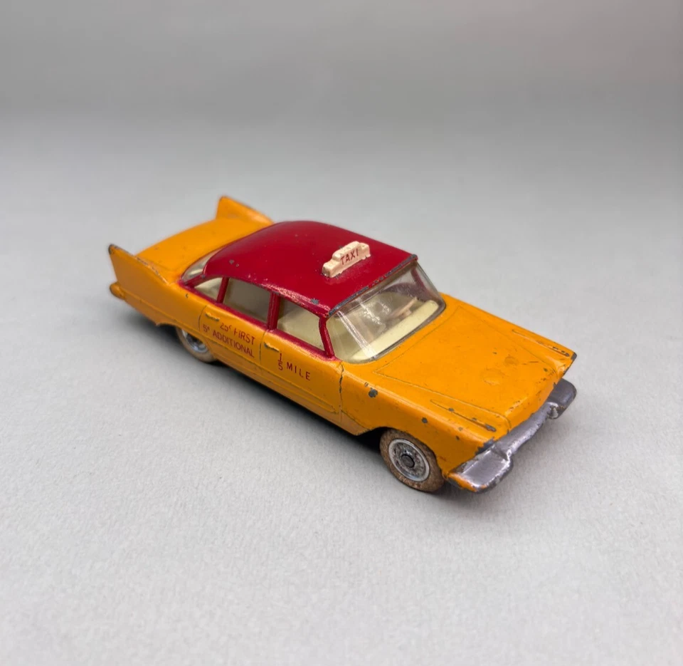 DINKY TOYS MECCANO AUTO ORIGINALE VINTAGE TAXI PLYMOUTH PLAZA 1/43 - NO BOX !! - Immagine 2 di 4