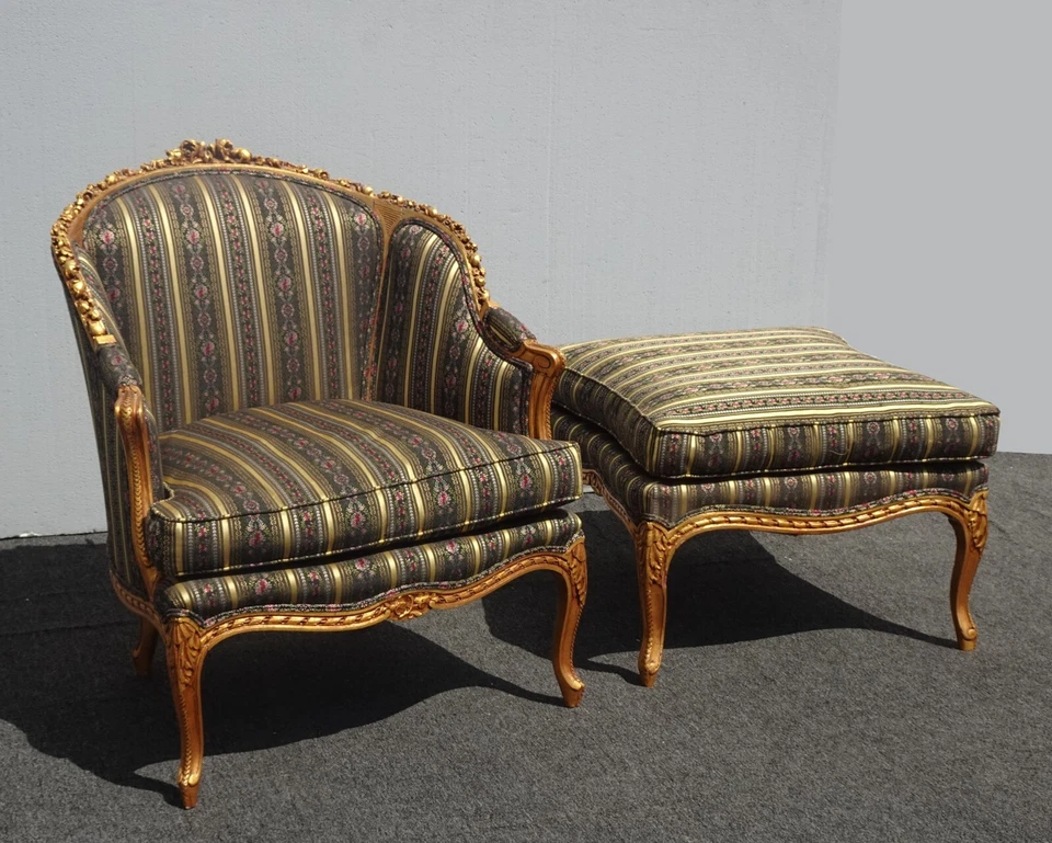 Silla de club y otomana vintage francesa Luis XVI dorada ornamentada con cojines de plumón Foto 4 de 4