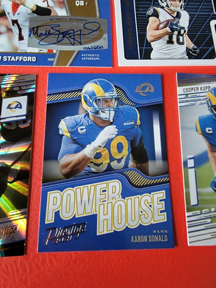 Tarjeta autógrafa de novato Matthew Stafford Cooper Kupp camiseta usada Aaron Donald Rams Foto 4 de 4