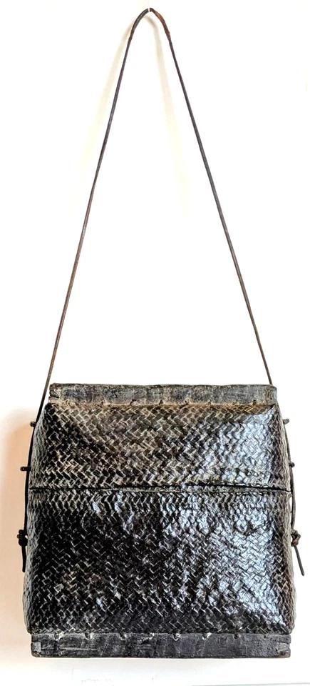 Antigua cesta artesanal de Filipinas del Pacífico asiático temprano con cubierta de madera y base Foto 3 de 4