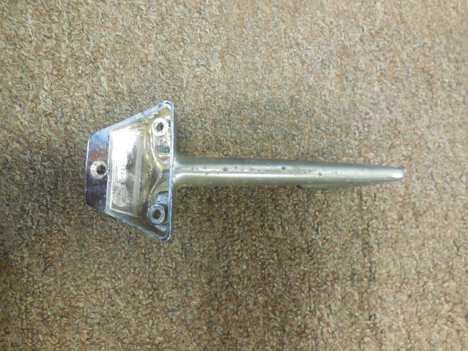 Soporte de espejo retrovisor convertible Ford Mustang 1965 1966 original usado Foto 2 de 3