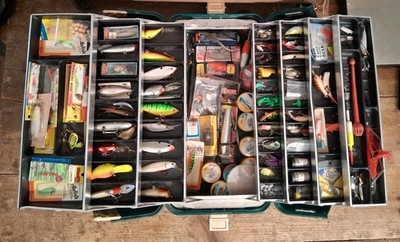 UMCO 1000U Fishing Tackle Box Cantilever Tray Packed With Good Lures Vintage 