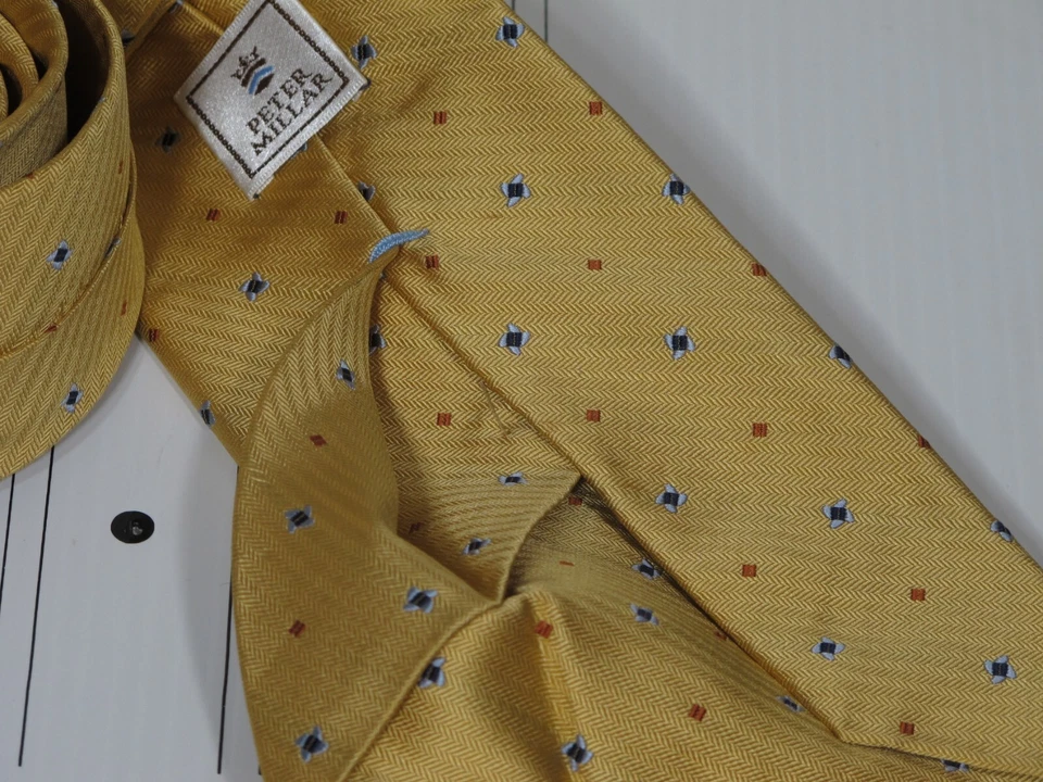 Corbata de seda Peter Millar siete pliegues amarillo sol con estrellas azules 60 x 3 5/8 hecha a mano Foto 3 de 3
