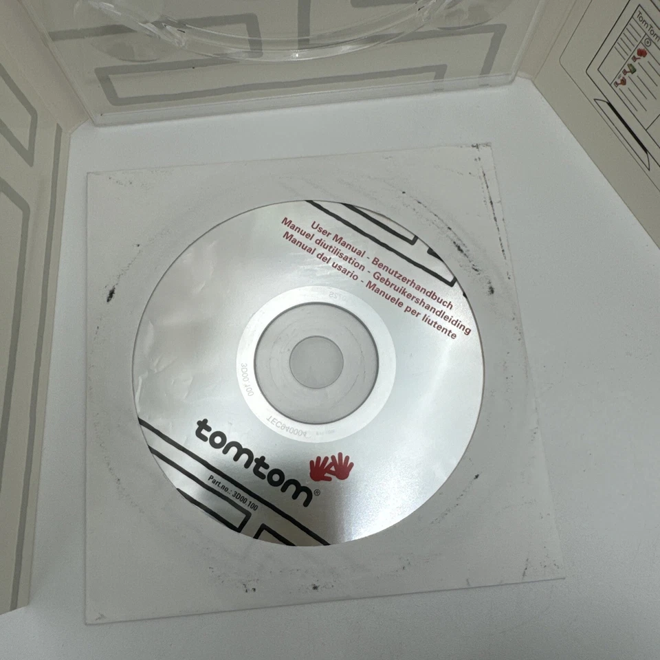 TOM TOM GO 700 GPS Bundle w/ Car Mount Charger And Remote & Wall Charger - Image 3 of 4