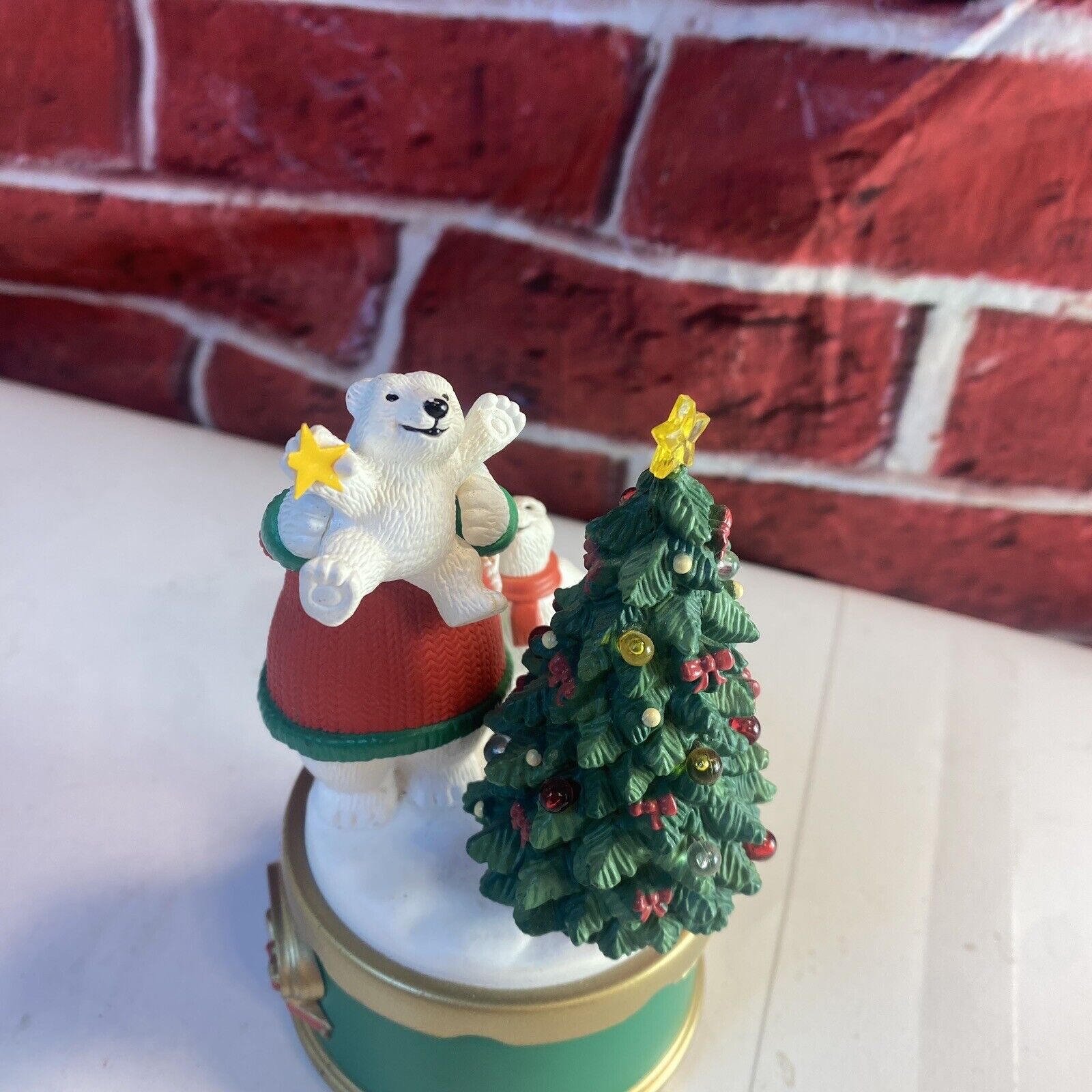 Wind Up Coca Cola Polar Bears Trimming Tree 1996 Musical Collection SEE VIDEO!