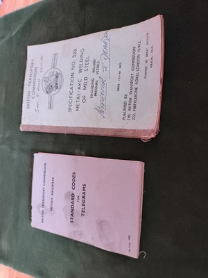 2 x British Transport Commission Bücher. 1 x Codesbuch und 1 x Lichtbogenschweißbuch.