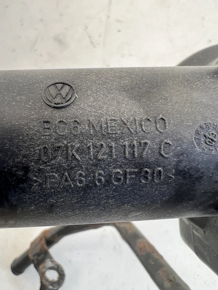 Carcasa termostato Volkswagen Golf 2010-2014 2,5 L OEM. Foto 2 de 4