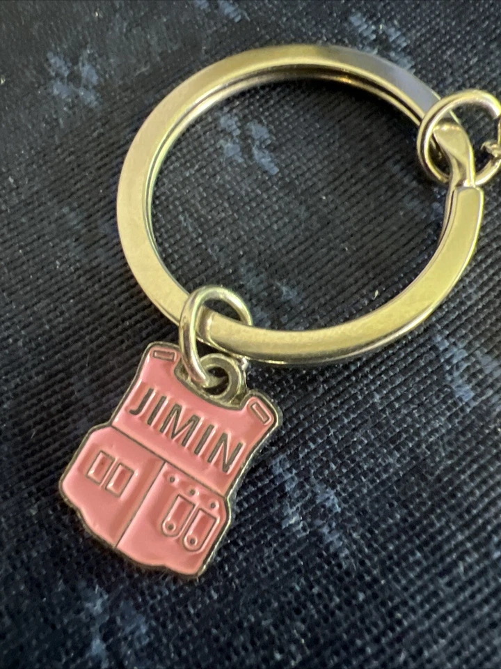 Llavero Boy Band rosa y plata ligeramente usado Foto 4 de 4