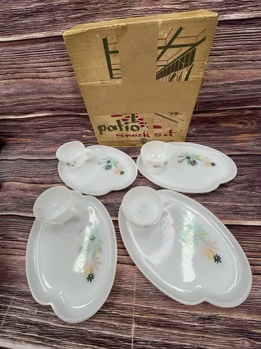 Vintage 1950s Federal Glass Patio Snack Set Atomic Flower, 4 plates, 4 cups