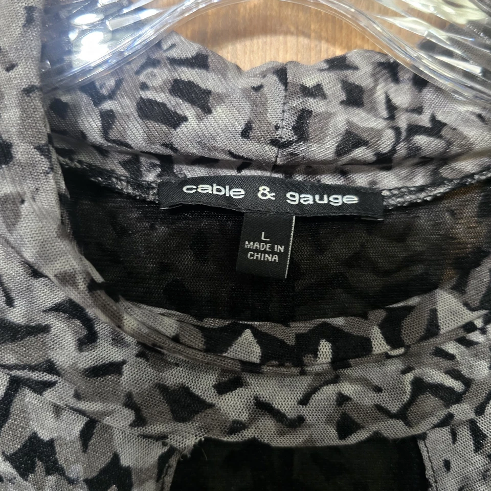 Blusa Top Gris Manga Larga Acanalada Estampado Abstracto Grande Cable & Gauge para Mujer Foto 3 de 4